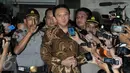 Gubernur DKI Jakarta Basuki Tjahaja Purnama (Ahok) usai menjalani pemeriksaan selama 12 jam di Gedung KPK, Jakarta, Selasa (12/4). Ahok dimintai keterangan terkait kasus dugaan korupsi pengadaan lahan RS Sumber Waras. (Liputan6.com/Helmi Afandi)