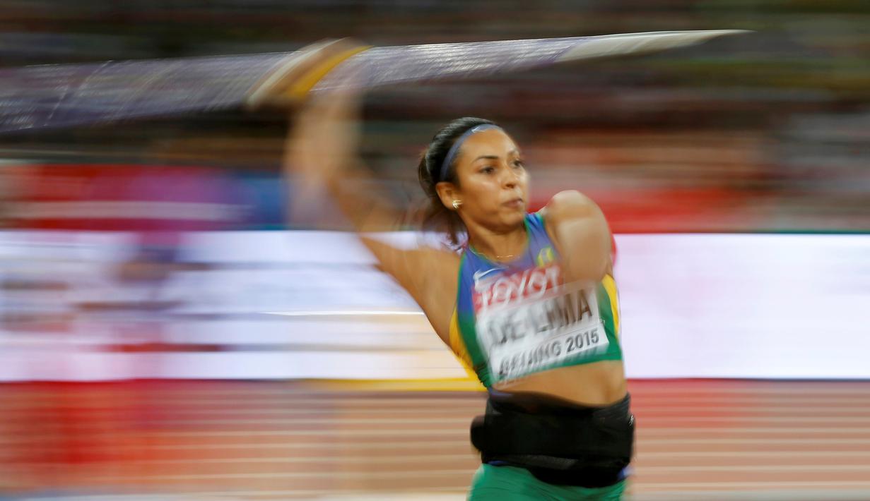 Atlet Brasil, Jucilene De Lima, sedang beraksi di nomor lempar lembing putri Kejuaraan Dunia Atletik 2015 di Stadion Nasional, Beijing, Tiongkok. (28/8/2015). (Reuters/Phil Noble)