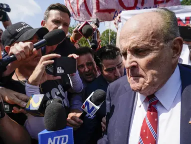 Mantan pengacara Donald Trump, Rudy Giuliani, berbicara di penjara Fulton County, Atlanta, Rabu (23/8/2023). (AP Photo/Brynn Anderson)