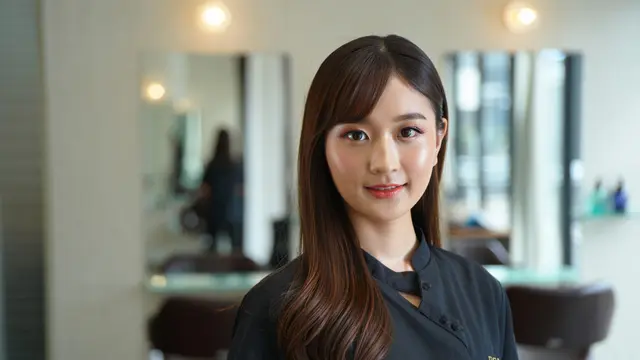 Model Rambut Wanita Panjang Lurus Poni Samping