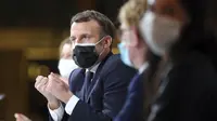 Presiden Prancis Emmanuel Macron menyampaikan pidato pada Konvensi Warga tentang Iklim, di Paris, Senin (14/12/2020). Macron mengatakan akan mengisolasi dirinya sendiri selama tujuh hari. "Dia akan terus bekerja dan menjaga aktivitasnya dari jarak jauh,". (AP Photo/Thibault Camus, Pool)