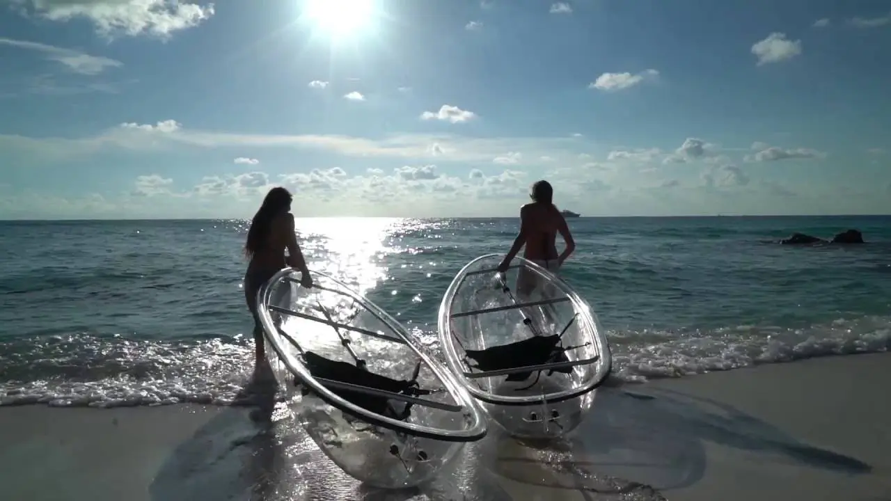 [Bintang] Melihat Laut Lebih Jelas dengan Perahu Transparan yang Keren Ini