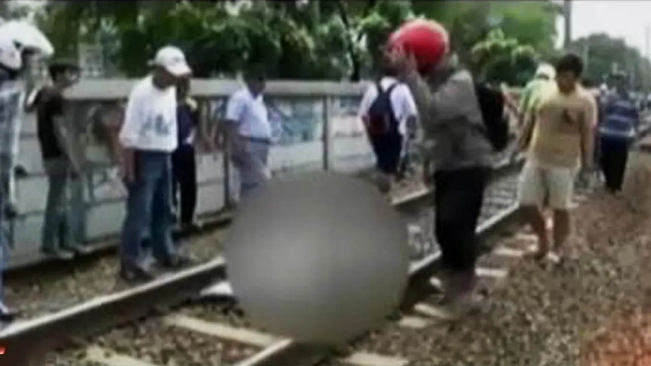VIDEO: Pria Tewas Tabrakan Diri ke Kereta di Cipinang