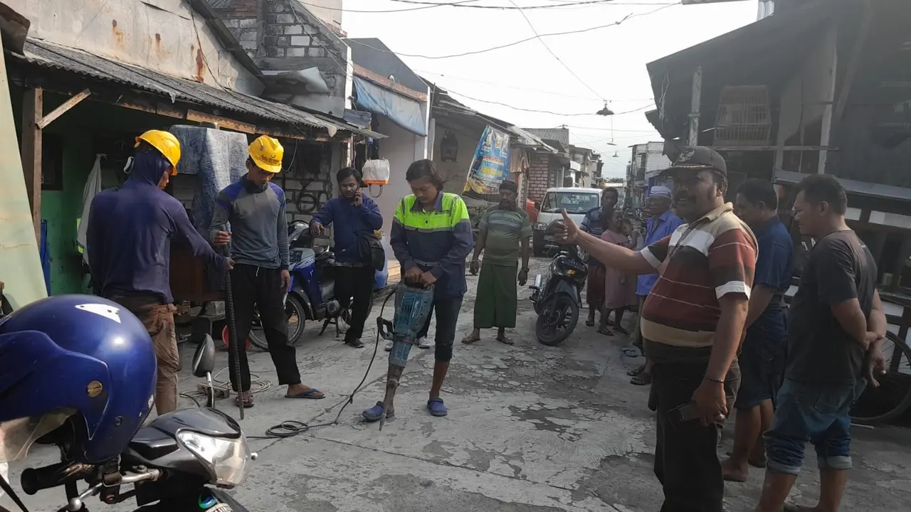 Instalasi pipa PDAM  untuk warga Tambak Asri Selatan 1 Kota Surabaya. (Dian Kurniawan/Liputan6.com)