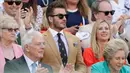 Mantan pesepak bola Inggris, David Beckham duduk dekat mantan Perdana Menteri Inggris John Major dan istrinya Norma saat menyaksikan babak semifinal Grand Slam Wimbledon dari kursi penonton di area Royal Box, Centre Court All England Lawn Tennis and Croquet Club, Kamis (11/7/2019). (AP/Tim Ireland)