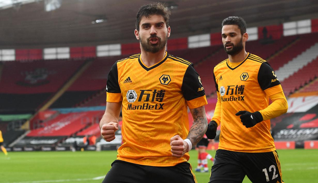 Sejak bergabung dengan Wolves pada musim 2017/2018, Ruben Neves menjelma menjadi motor permainan klub yang bermarkas di Molineux tersebut. Bermain agak bertahan, dirinya mampu menorehkan rataan 1,2 clearance dan 1,8 tekel per laga pada musim ini. (AFP/Pool/Andy Rain)