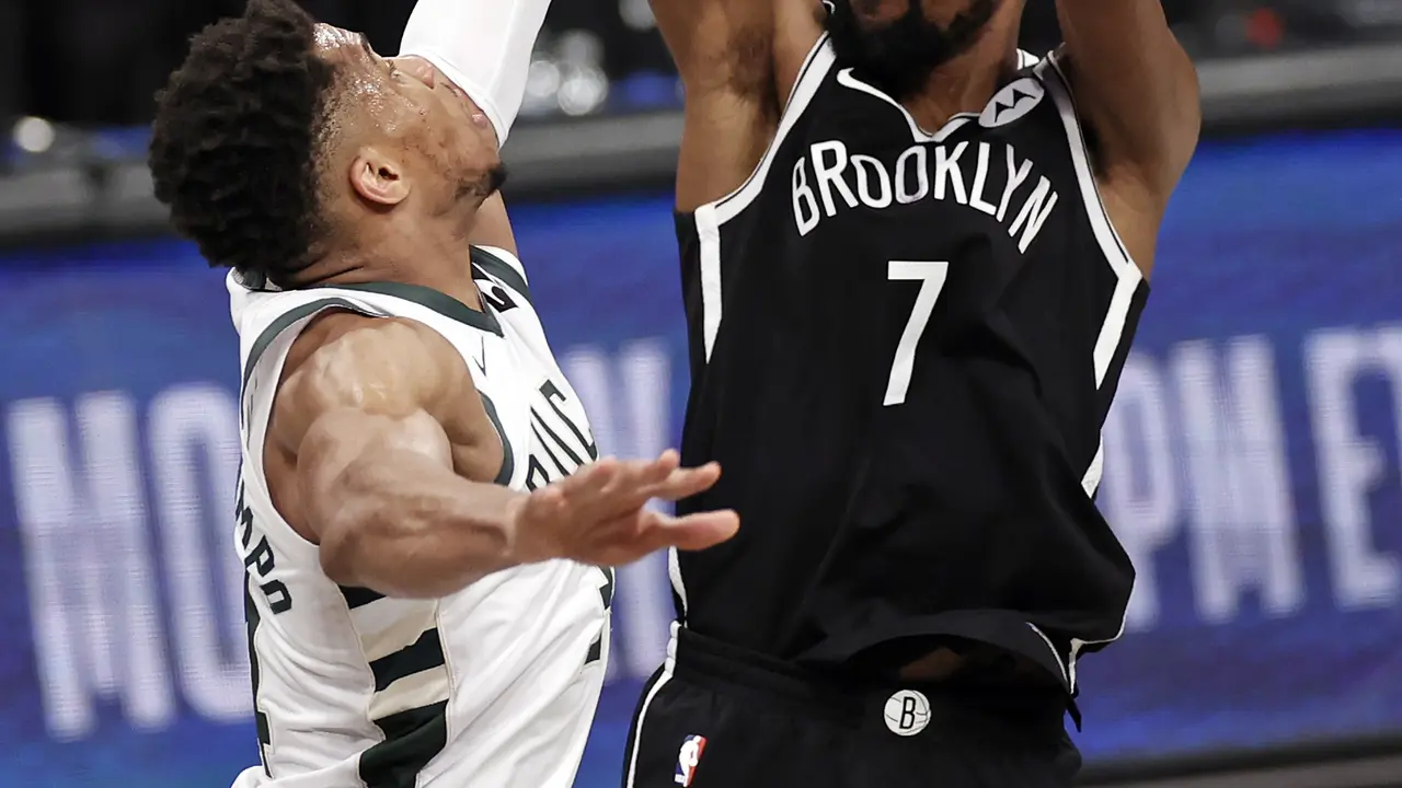 Forward Brooklyn Nets, Kevin Durant (baju hitam) berhadapan dengan forward Milwaukee Bucks, Giannis Antetokounmpo.