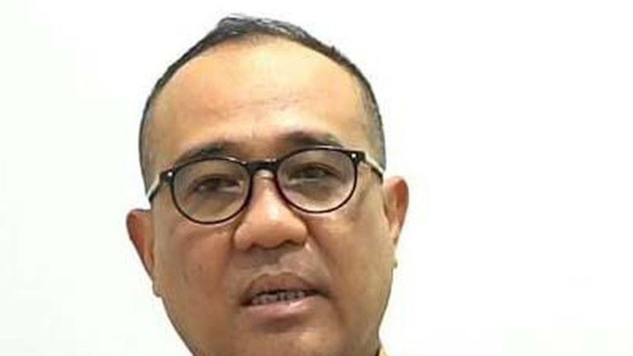 Rafael Alun Trisambodo , S.E., M.Si. lahir di Yogyakarta, 11 Agustus 1967. Ia merupakan lulusan Sekolah Tinggi Akuntansi Negara, Universitas Padjajaran, dan Universitas Indonesia. Diketahui, ayahnya adalah seorang dokter dan ibunya seorang ibu rumah tangg