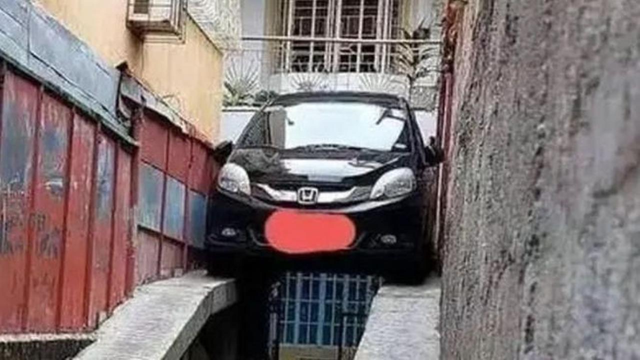 10 Potret Parkir Mobil di Tempat Enggak Masuk Akal, Posisinya Absurd Banget