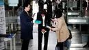 Penyanyi K-pop, Jung Joon Young membungkukkan badan saat tiba untuk mengikuti persidangan di kantor pengadilan Seoul, Kamis, (21/3). Datang seorang diri, Jung Joon Young kembali menyampaikan permohonan maafnya bagi publik. (REUTERS/Kim Hong-Ji)