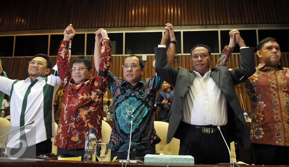 Anggota DPR Lintas Fraksi mendeklarasikan untuk menyelamatkan Kehormatan DPR, meminta Setya Novanto Turun Dari Jabatannya, Jakarta, Selasa (15/12). Aksi dilakukan karena keprihatinan sidang MKD terkait Kasus Setya Novanto. (Liputan6.com/Johan Tallo)