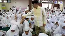 Ketua MPR Zulkifli Hasan menyalami anak-anak saat acara Tadarus dan Katham Al Quran bersama anak Yatim di Aula Masjid Baiturahman Komplek MPR/DPR RI, Jakarta, Minggu (11/6). Acara tersebut di hadiri kurang lebih 1500 Anak Yatim. (Liputan6.com/JohanTallo)