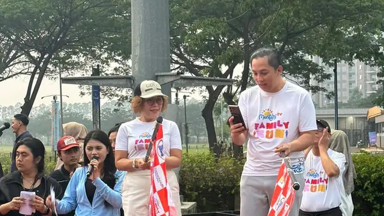 Direktur EMTEK Media, Harsiwi Achmad, bersiap mengibarkan bendera start MentariTV Family Run yang digelar di East Side Parking Mall @ Alam Sutera, Sabtu (27/6). (dok)