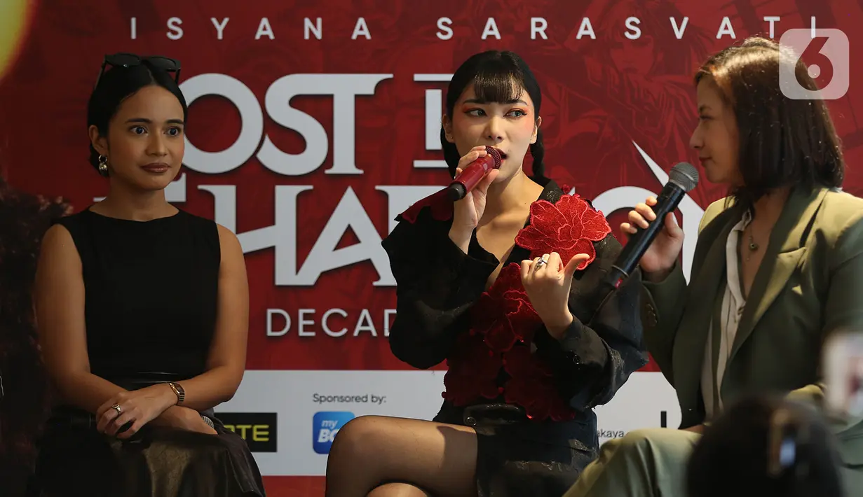 Penyanyi yang juga pencipta lagu, Isyana Sarasvati (tengah) saat memberi keterangan terkait konser satu dekade perjalanan kariernya di kawasan SCBD, Jakarta, Jumat (1/11/2024). (Liputan6.com/Helmi Fithriansyah)