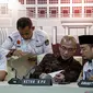 Ketua Komisi Pemilihan Umum (KPU) Hasyim Asy'ari (ketiga kiri) sesaat sebelum mengumumkan hasil rapat pleno Penetapan Pasangan Calon Presiden dan Wakil Presiden pada Pemilu 2024 di Gedung KPU RI, Jakarta, Senin (13/11/2023). (Liputan6.com/Faizal Fanani)