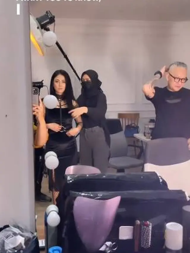 7 Pemotretan Nita Gunanawan dengan Busana Hitam Ini Makin Memesona