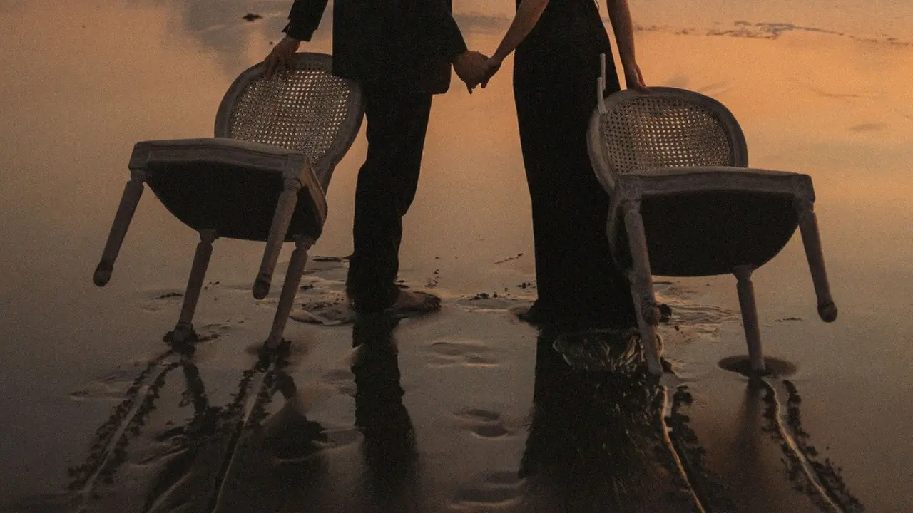 Pernikahan Semakin Dekat, Gaya Serasi Serba Hitam Ranty Maria dan Rayn Wijaya di Prewedding Shoot Pantai