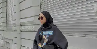 Untukmu yang suka dengan gaya boyish, kamu bisa meniru tampilan selebgram Intan Khasanah alias Strngrr yang satu ini. Kenakan hoodie hijab oversized yang dipadukan dengan celana longgar, pashmina hitam, serta sepatu sneaker. (FOTO: Instagram.com/strngrr).