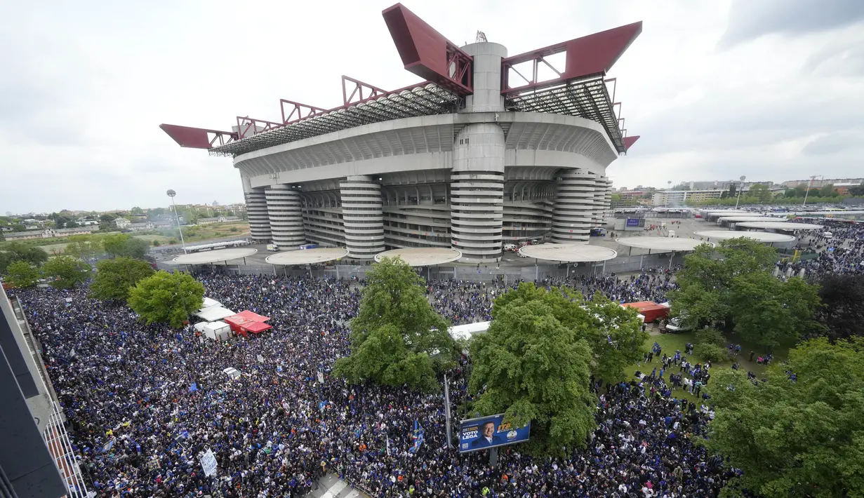 Lautan orang di sekitar Stadion Giuseppe Meazza saat pesta juara Inter Milan, Minggu (28/4/2024).  (Foto AP/Luca Bruno)