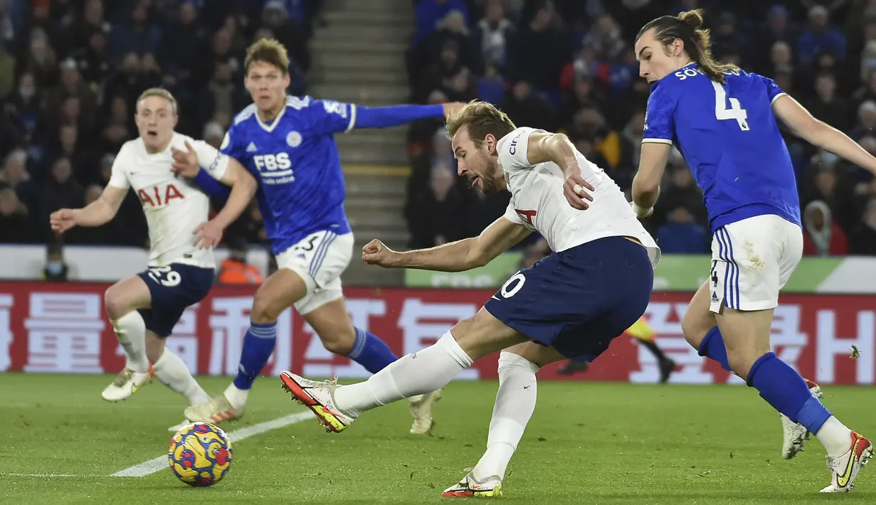Tottenham Hotspur langsung mengambil inisiatif serangan di awal babak pertama. Hasilnya pada menit ke-9 Harry Kane mampu mepaskan tendangan dari dalam kotak penalti yang masih bisa diblok pemain belakang Leicester City. (AP/Rui Vieira)