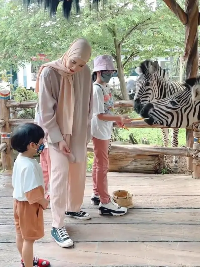 7 Momen Seru Liburan Keluarga Fanny Fabriana Bersama Keempat Buah Hatinya