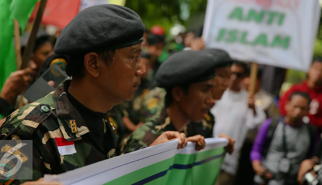 Para pengunjuk rasa membawa spanduk saat mengelar aksi di Kementerian Hukum dan HAM, Jakarta, Senin (28/12). Dalam aksinya mereka mendesak pemerintah menyelesaikan konflik Partai Persatuan Pembangunan (PPP). (Liputan6.com/Faizal Fanani)