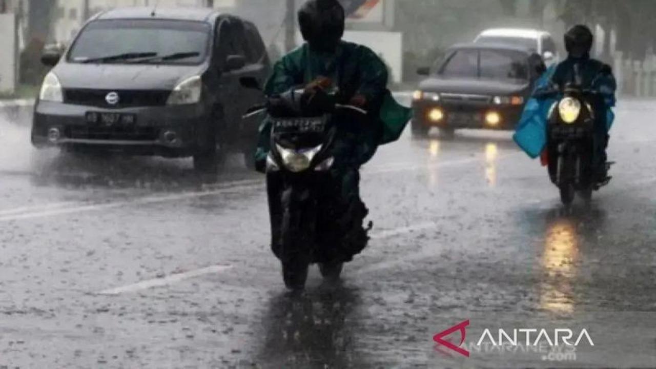 BMKG: Potensi Hujan Sumsel Masih Berlanjut Pasca-Badai Senyar, Warga Diimbau Waspada