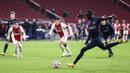 Gelandang FC Midtjylland, Awer Mabil melakukan eksekusi penalti dalam laga lanjutan Liga Champions 2020/21 Grup D melawan Ajax di Johan Cruijff Stadium, Amsterdam, Kamis (26/11/2020). FC Midtjylland kalah 1-3 dari Ajax. (AFP/Kenzo Tribouillard)
