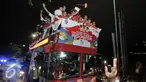 Tiba di Tanah Air, atlet Indonesia yang berjuang pada Olimpiade Rio 2016 langsung diarak menggunakan bus Bandros dari Bandara Soekarno-Hatta menuju gedung Kementerian Pemuda dan Olahraga, Jakarta, Selasa (23/8). (Liputan6.com/Yoppy Renato)
