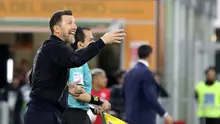 Pelatih Venezia, Eusebio Di Francesco memberikan arahan kepada para pemainnya dalam laga lanjutan Liga Italia 2024/2025 melawan Fiorentina di Stadio Pier Luigi Penzo, Venezia, Italia, Senin (12/05/2025) waktu setempat. (AP Photo/LaPresse/Paola Garbuio)