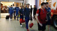  Para pemain Manchester United meninggalkan Hotel Sheraton, Beijing, Tiongkok (25/7/2016). Setan Merah hanya melakoni satu pertandingan selama pramusim di negeri Tirai Bambu tersebut.  (Reuters/Thomas Peter)