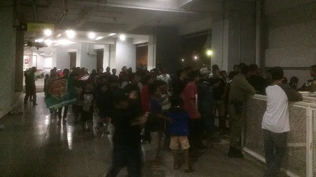 Penonton di Stadion Pakansari