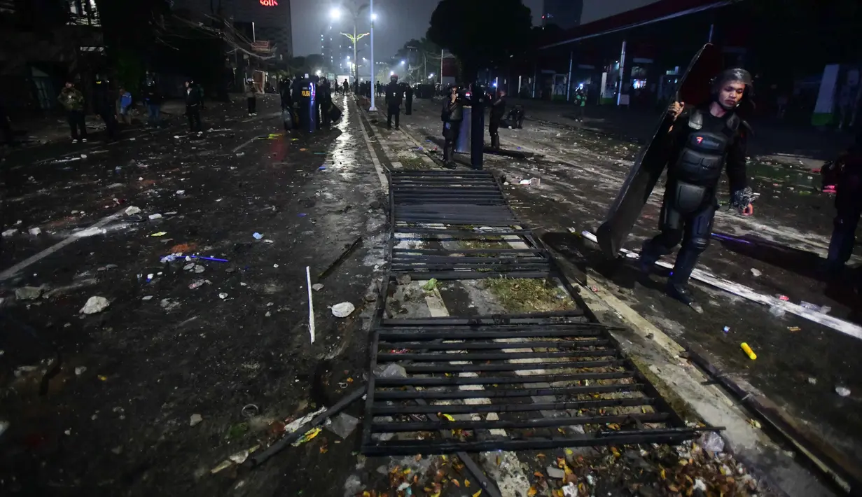 Baru sekitar pukul 20.00 WIB, aksi sekompok massa tersebut berhasil diredam pihak aparat keamanan. (merdeka.com/Arie Basuki)