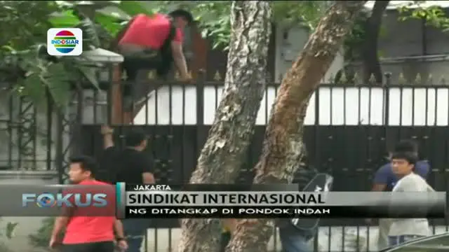Mereka ditangkap dari empat rumah mewah di kawasan Perumahan Mutiara Graha Famili Surabaya karena diduga merupakan sindikat penipuan online.