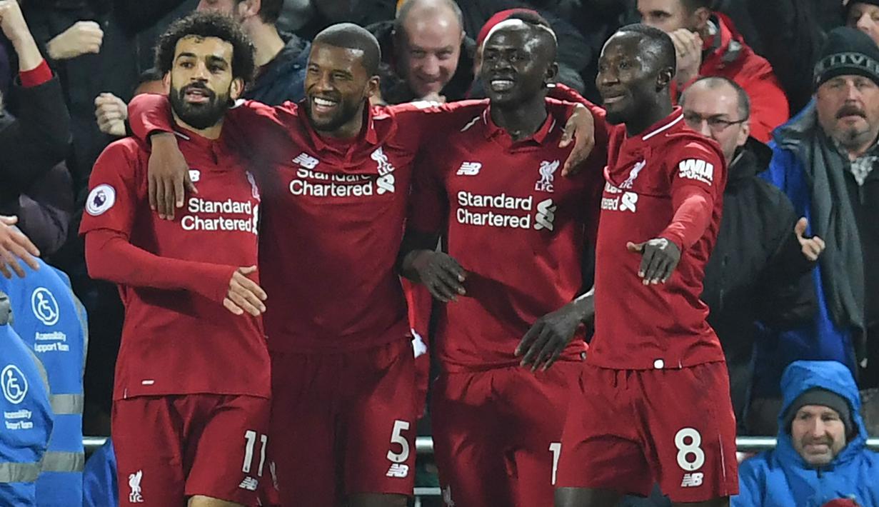 Para pemain Liverpool merayakan gol yang dicetak Sadio Mane ke gawang Manchester United pada laga Premier League di Stadion Anfield, Liverpool, Minggu (16/12). Liverpool menang 3-1 atas MU. (AFP/Paul Ellis)