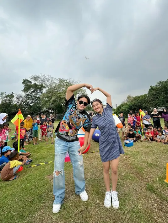 Meski Chika pernah melanggar hukum karena narkoba, hal itu tidak serta merta membuat Billy menjauhi Chika. Presenter itu mengaku keduanya sempat makan bareng di sebuah mal, usai Chika keluar dari rehabilitasi. Bahkan, baru-baru ini, Chika juga membagikan potret berdua dengan caption kangen mengisi program acara bareng Billy. (Liputan6.com/IG/@chndrika_)