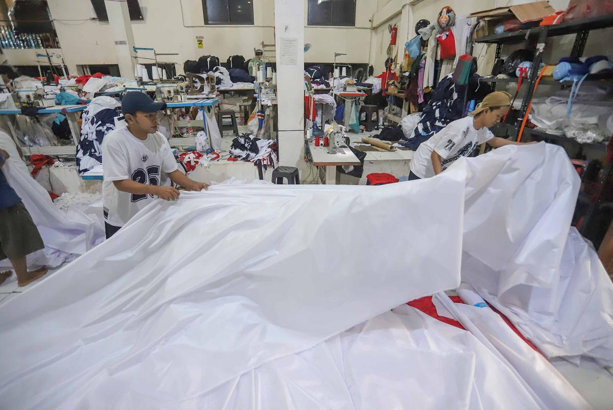 FOTO: Menjahit Merah Putih Sepanjang 2 Kilometer Sambut HUT RI ke-80