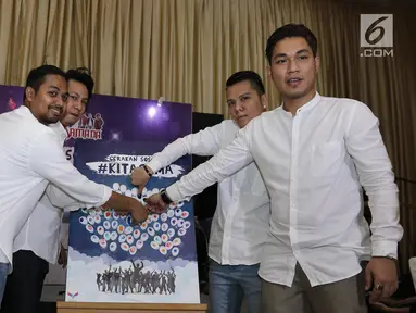 Armada band memberikan cap jari saat menghadiri peluncuran gerakan sosial #KitaSama di kawasan Kemang,Jakarta, Rabu (14/6). (Liputan6.com/Herman Zakharia)