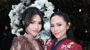 Fuji Utami tak kalah anggun dengan kebaya bruka H-Line full payet. Dipadu dengan selendang bahu cokelat dan rok lilit batik [@rachelvennya]