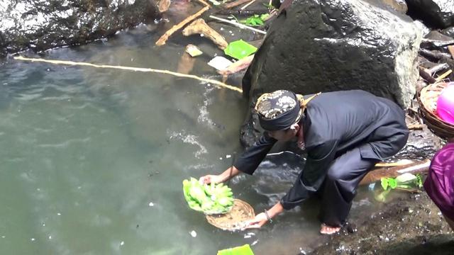 Mendak tirta, Tradisi Suku Tengger Jelang Yadnya Kasada