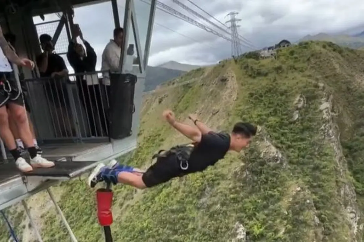4 Potret Boy William Pacu Adrenalin dengan Bungee Jumping Ekstrem Tertinggi di New Zealand, Banjir Sorotan (credit: https://www.instagram.com/boywilliam17/).