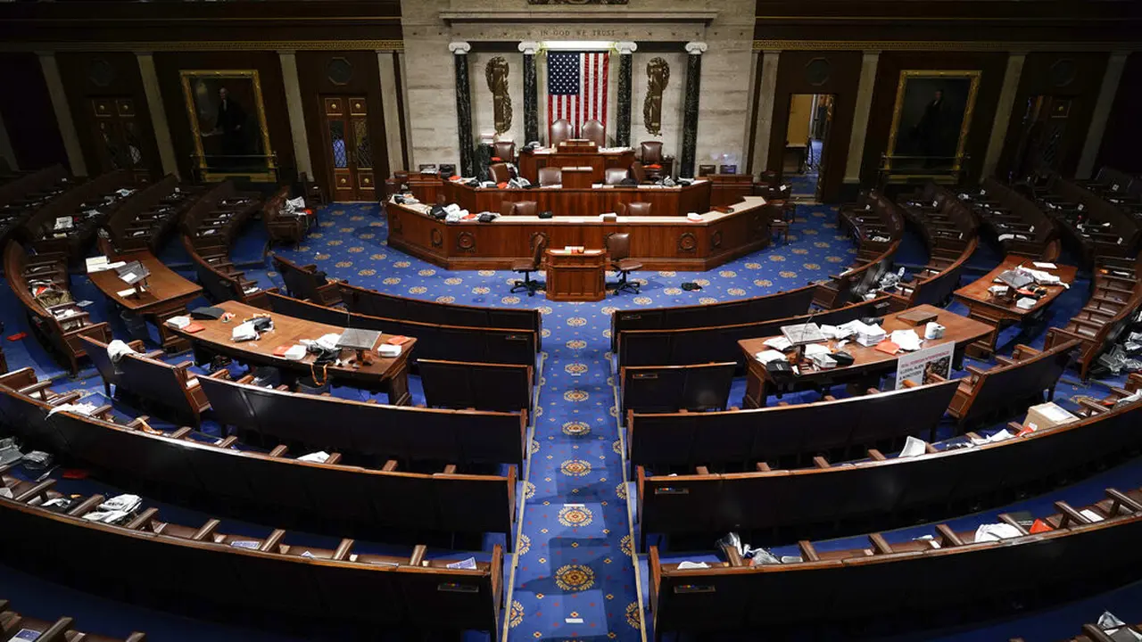 FOTO: Kepanikan Dalam Gedung Capitol Hill AS saat Diserbu Massa