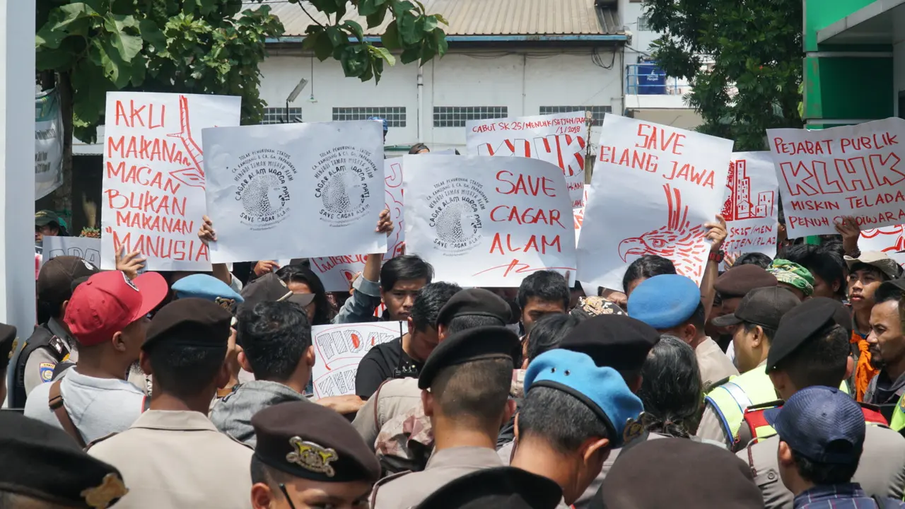 Aksi menolak penurunan status kawasan cagar alam