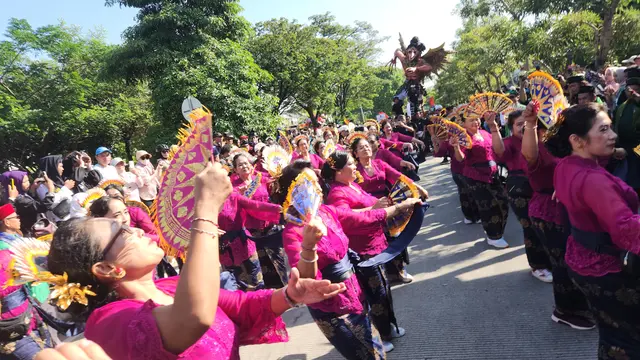 Penampilan pawai ogoh-ogoh pada rangkaian kegiatan Lebaran Depok di Alun-Alun Depok bagian timur. (Liputan6.com/Dicky Agung Prihanto)