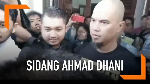 Ahmad Dhani dipindahkan ke Surabaya, Jawa Timur untuk menjalani sidang kasus pencemaran nama baik. Sidang perdana Ahmad Dhani digaga ratusan polisi.