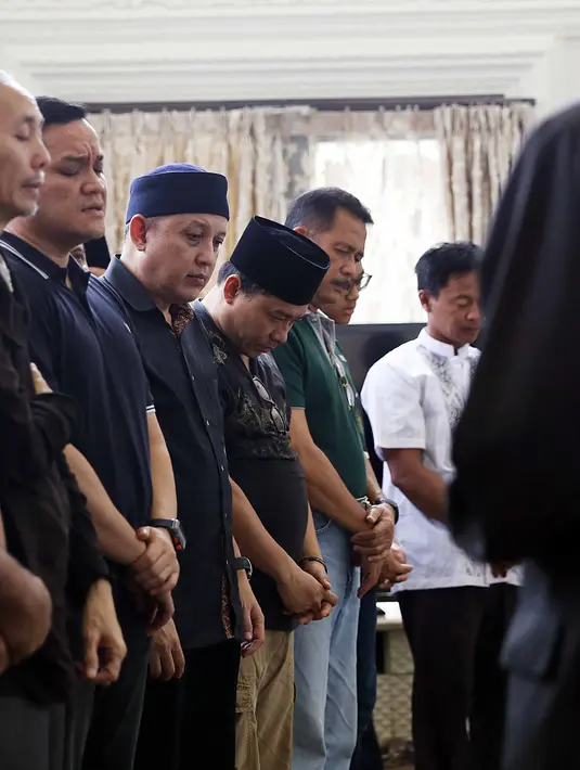 Sebagai anak, Anang Hermansyah ikut dalam barisan salat jenazah. Usai sholat zuhur, almarhum langsung disalatkan dan kemudian diantarkan ke peristirahatan terakhirnya. (Nurwahyunan/Bintang.com)