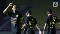 Penyerang PSIS Semarang Hari Nur Yulianto melakukan selebrasi usai mencetak gol ke gawang Barito Putra pada laga Piala Menpora di Stadion Manahan, Solo, Minggu (21/3/2021). Pertandingan berakhir dengan skor 3-3. (Bola.com/M Iqbal Ichsan)