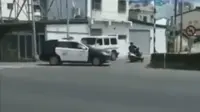 Sebuah video memperlihatkan seorang pengendara sepeda motor sedang dikejar pihak kepolisian karena telah melakukan pelanggaran (@dramaojol.id)