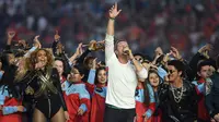 (Kiri-kanan) Beyonce, Chris Martin dari Coldplay dan Bruno Mars tampil pada halftime show Super Bowl 50 yang dihelat di Levi’s Stadium di Santa Clara, California, Minggu (7/2). (TIMOTHY A. CLARY / AFP)