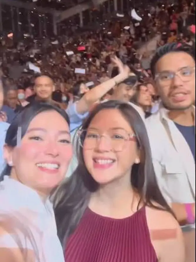 7 Potret Kebersamaan Asmirandah dan Jessica Mila Rayakan Natal di Istora Senayan